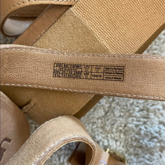 UGG wedges size 9.5 - Picture 6 of 6
